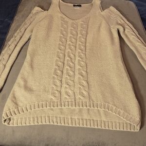 VENUS  Light Gray Off-the-Shoulder Sweater with Cable Knit Design
